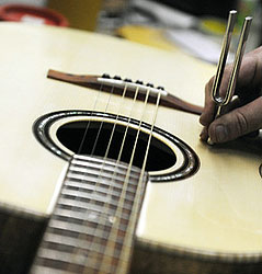 В Великобритании в тюрьмы возвратят гитары