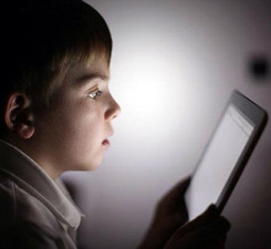 Увлечение планшетами и смартфонами замедляет развитие детей