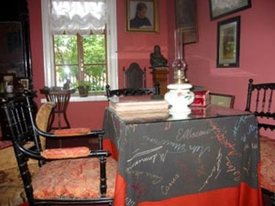 Комната Татьяны Львовны Толстой - дочери писателя. На первом плане - > стол с автографами семьи и гостей, вышитые рукой Т.Л.