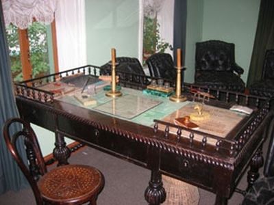 Рабочий стол Л.Н. Толстого в его кабинете