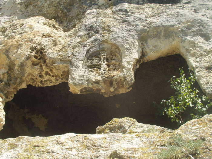 Средневековый крест в третьем ярусе пещер